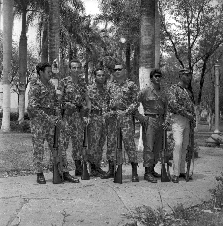 Manuel Montes Arache, otro de los personajes destacados en la Guerra de Abril de 1965 posa junto al escuadrón militar Los  Hombres Rana, el cual comandaba.