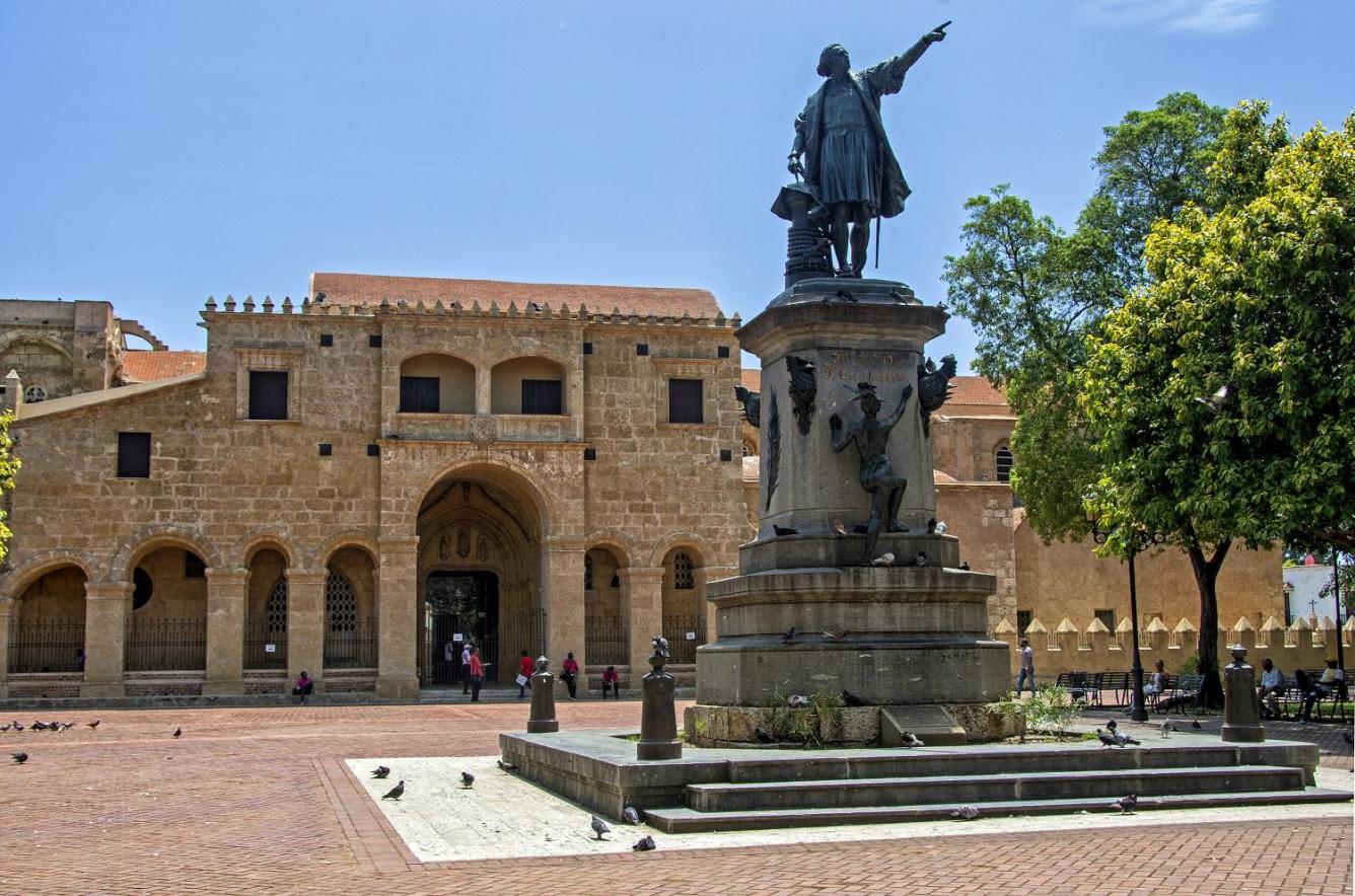 Explorar la ciudad histórica de Santo Domingo, que cuenta con una gran cantidad de monumentos y sitios históricos que datan de la época colonial. Este es el Parque Colón, que tiene en el centro una estatua de Cristóbal Colón, quien inspiró el nombre de este parque en 1887.
