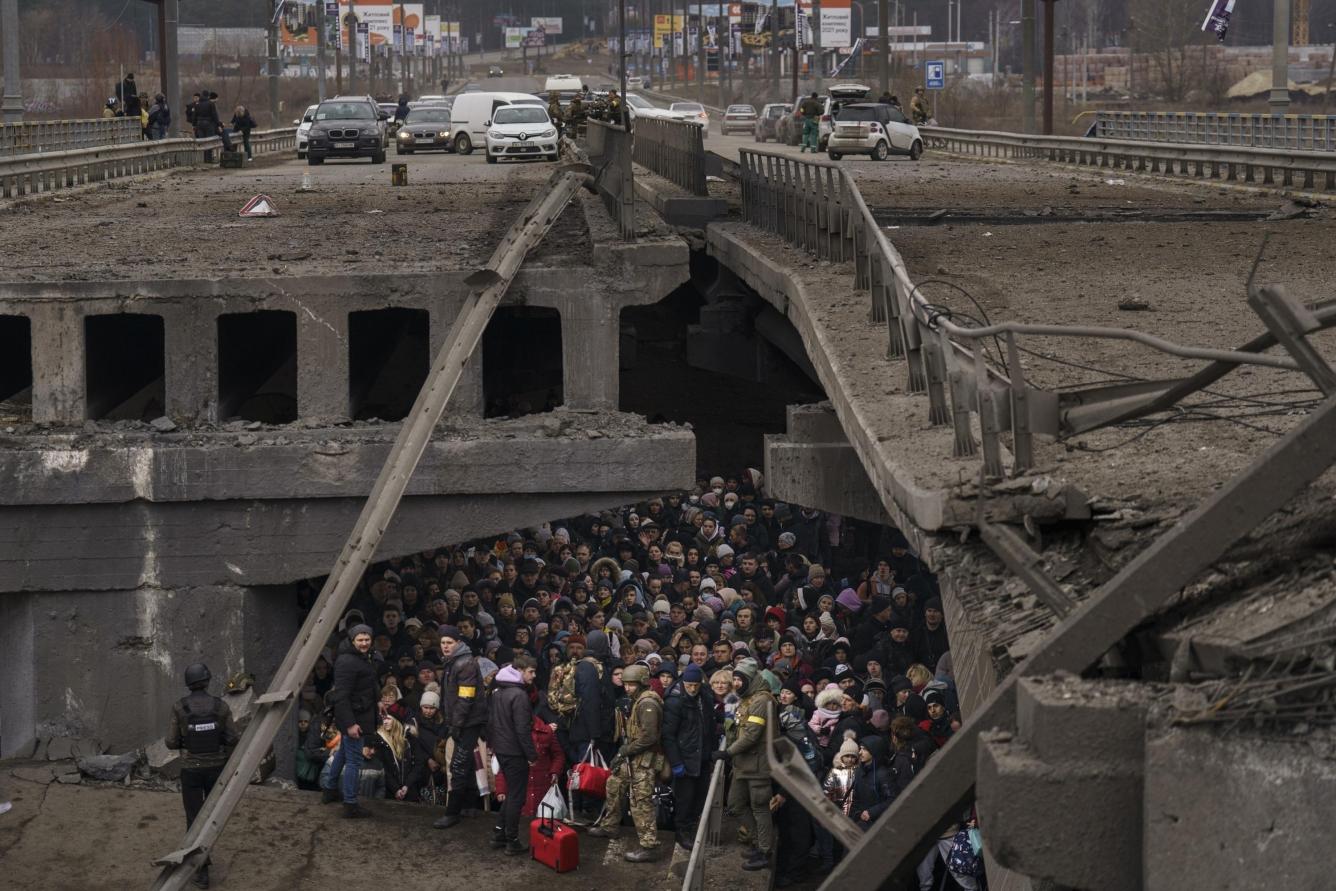 Puente destruido en Kiev, Ucrania