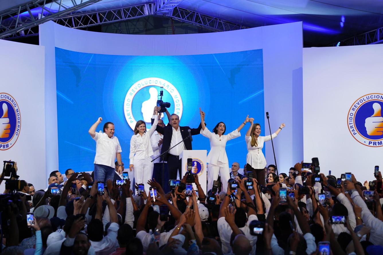 Luis Abinader agarrado de manos en la celebración del triunfo junto a Raquel Peña, José Ignacio Paliza, Raquel Arbaje, y Carolina Mejía.