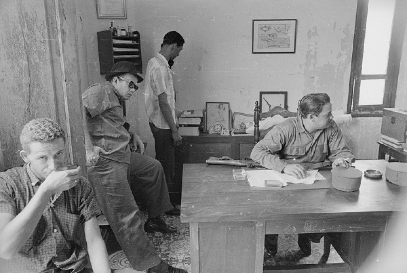 el líder rebelde dominicano Francisco Caamans Deno, en su cuartel general en SD durante la guerra