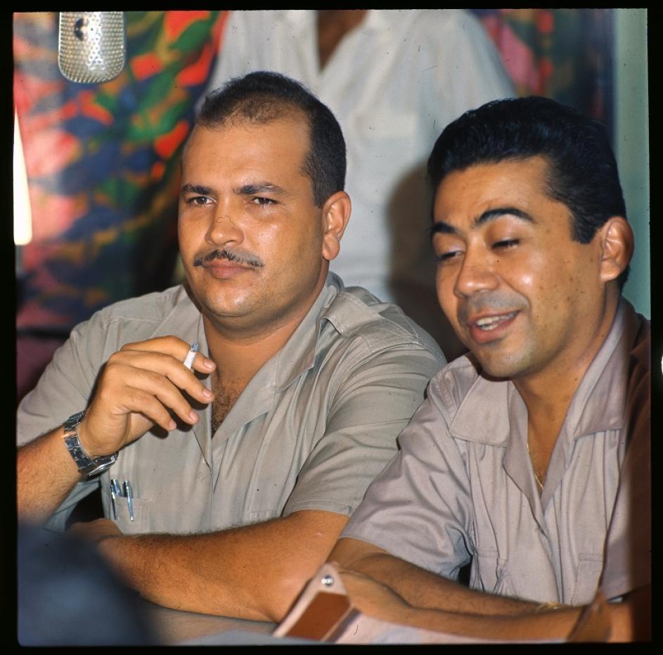 Caamano Deno da conferencia de prensa en su cuartel durante la Rebelión Dominicana, a su lado Héctor Aristy