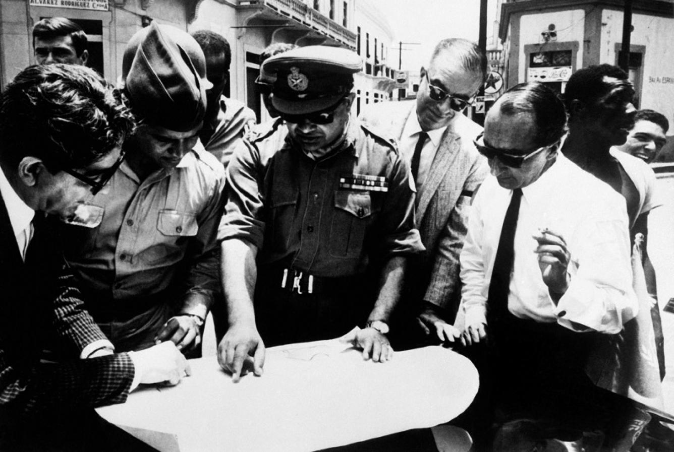 Capitán muestra al general de división Indar Rikhye de la ONU las posiciones rebeldes el 24 mayo 1965 en Santo Domingo
