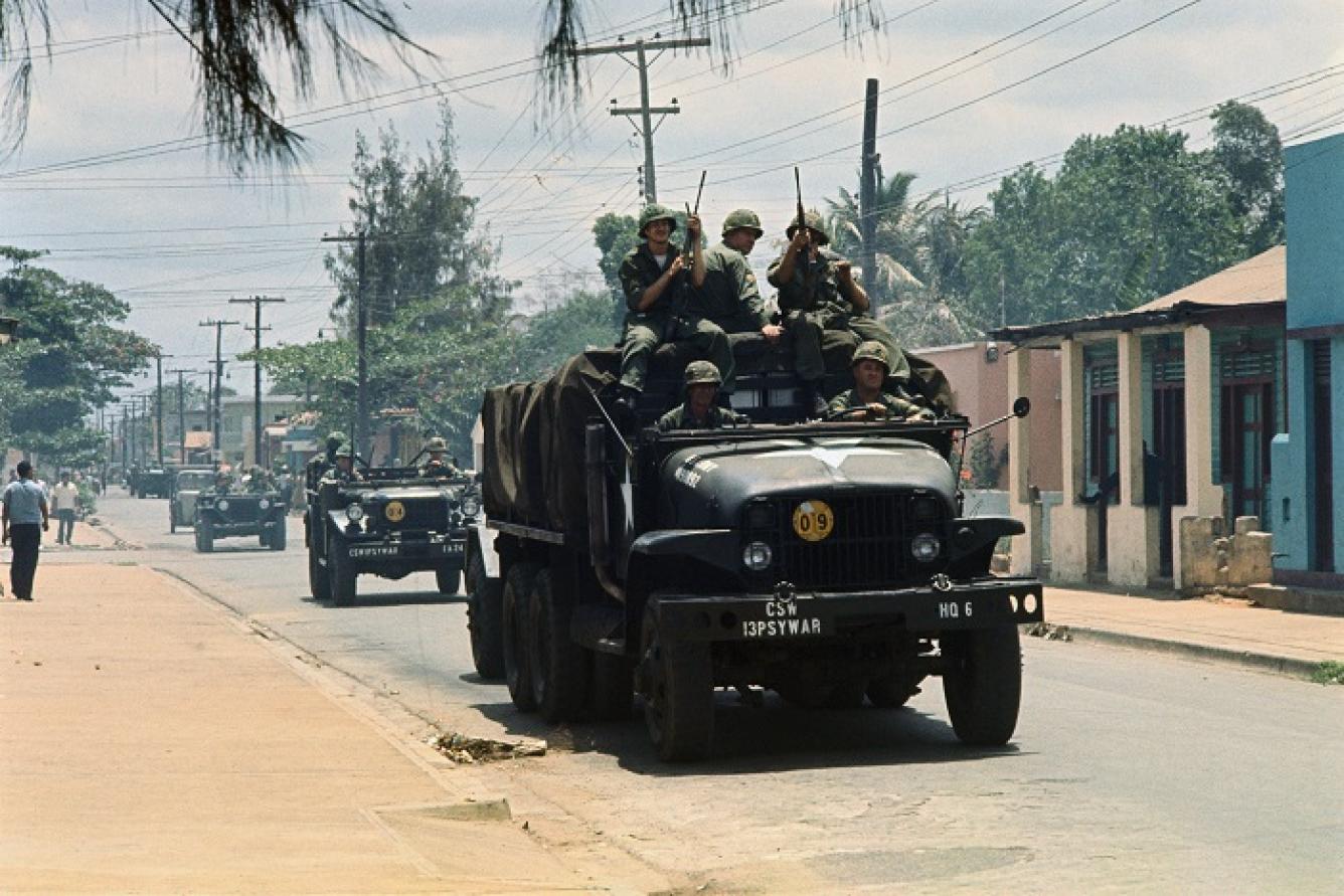 Convoy estadounidense pasa a través del “corredor” entre el territorio de los rebeldes y el de los leales durante la guerra