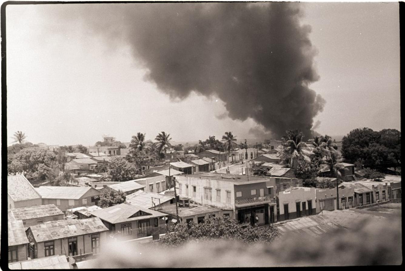 El humo de un almacén en llamas se eleva sobre Santo Domingo durante combates entre rebeldes dominicanos y las tropas de EU