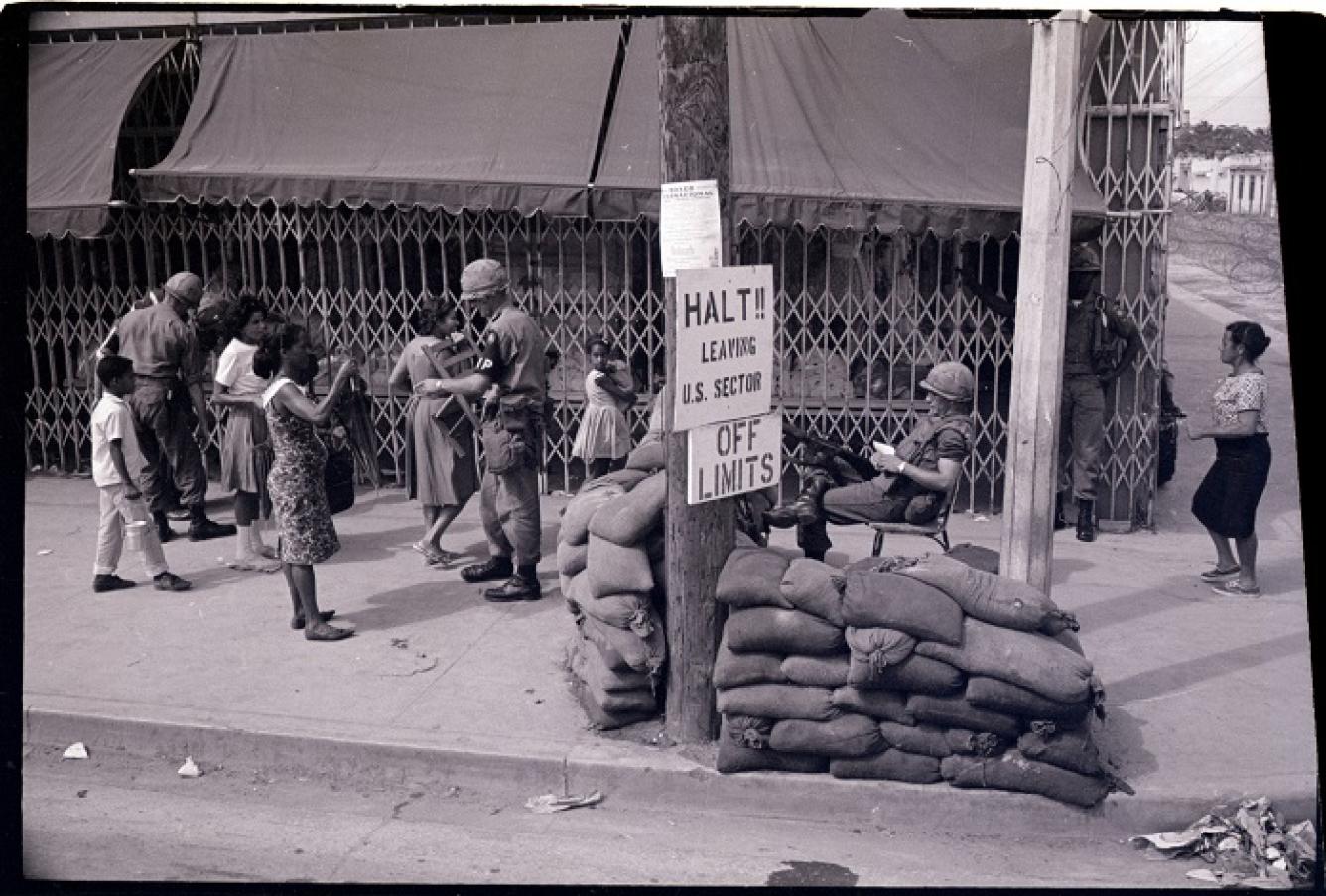 El trabajo del soldado estadounidense en equipo para controlar la entrada al sector estadounidense de Santo Domingo.