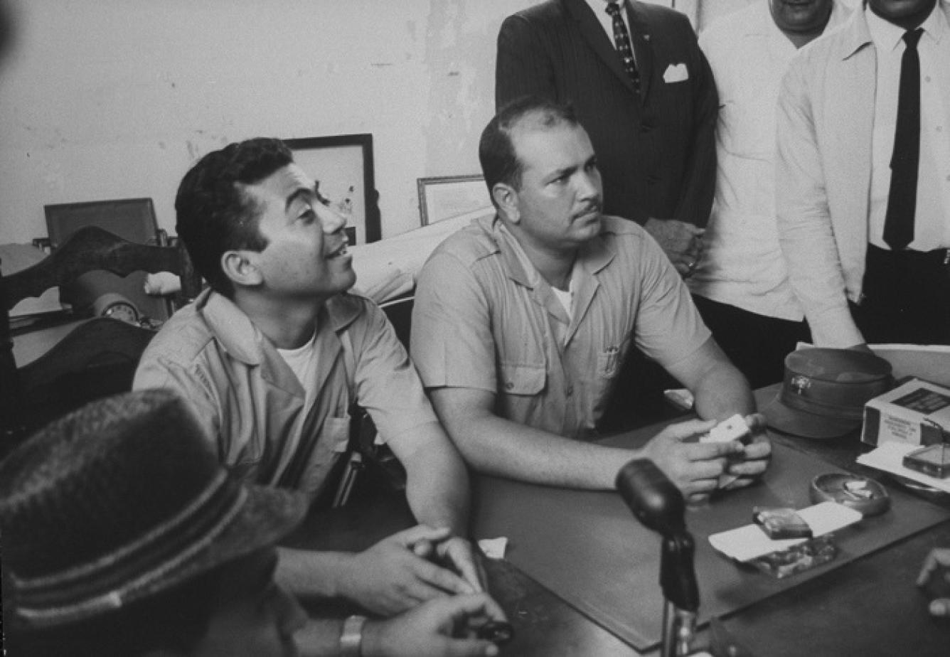 Héctor Aristy (L), con el líder rebelde Francisco Caamano Deno, durante el acuerdo de cese al fuego.