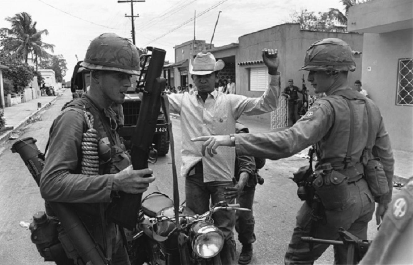 Las tropas aerotransportadas del Ejército de EE. UU. buscan a un sospechoso durante la ocupación de la República Dominicana