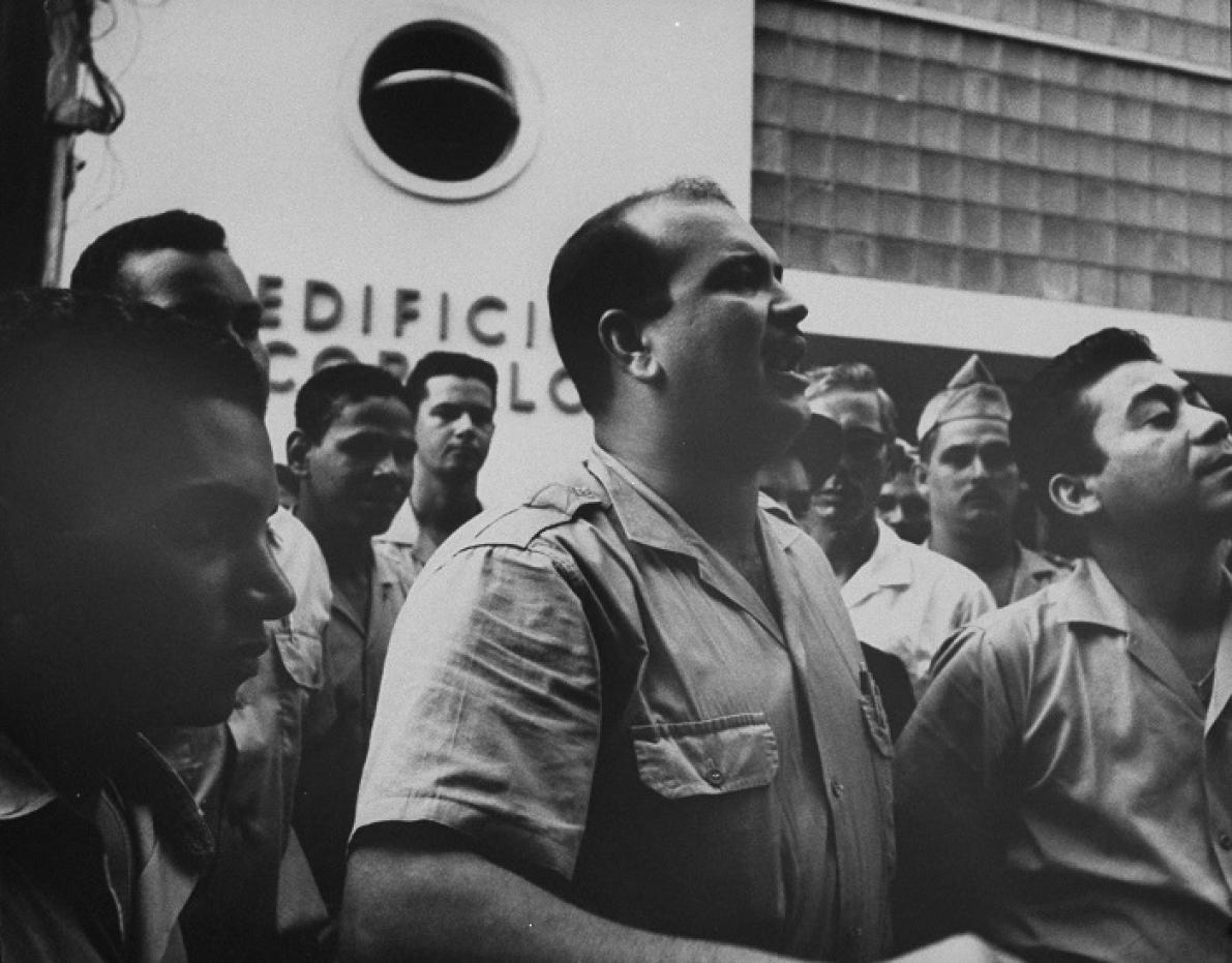 Los líderes rebeldes Héctor Aristy (frente a la derecha) y Francisco Caamano Deno (frente, C) durante una revuelta rebelde.