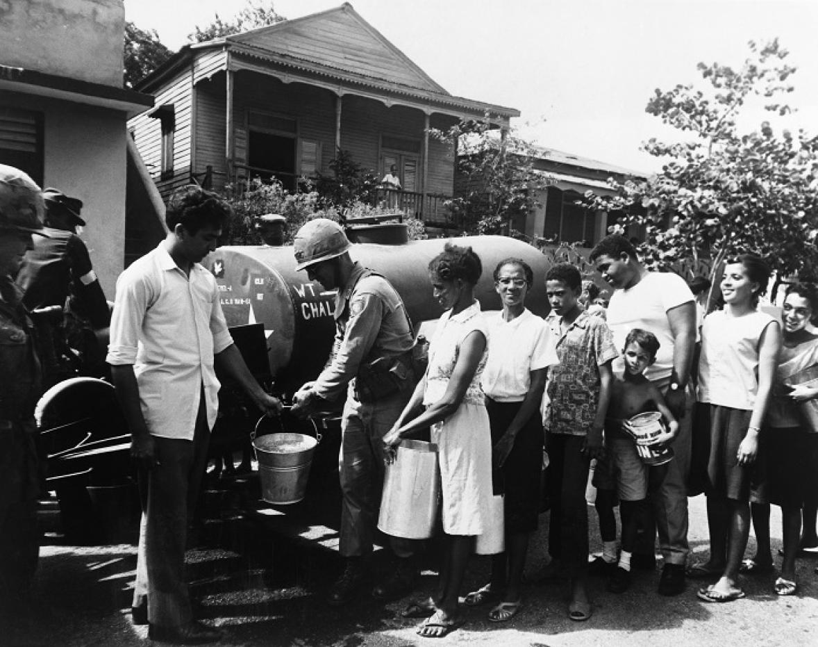 Soldados estadounidenses brindan agua a los residentes de Santo Domingo durante la guerra civil