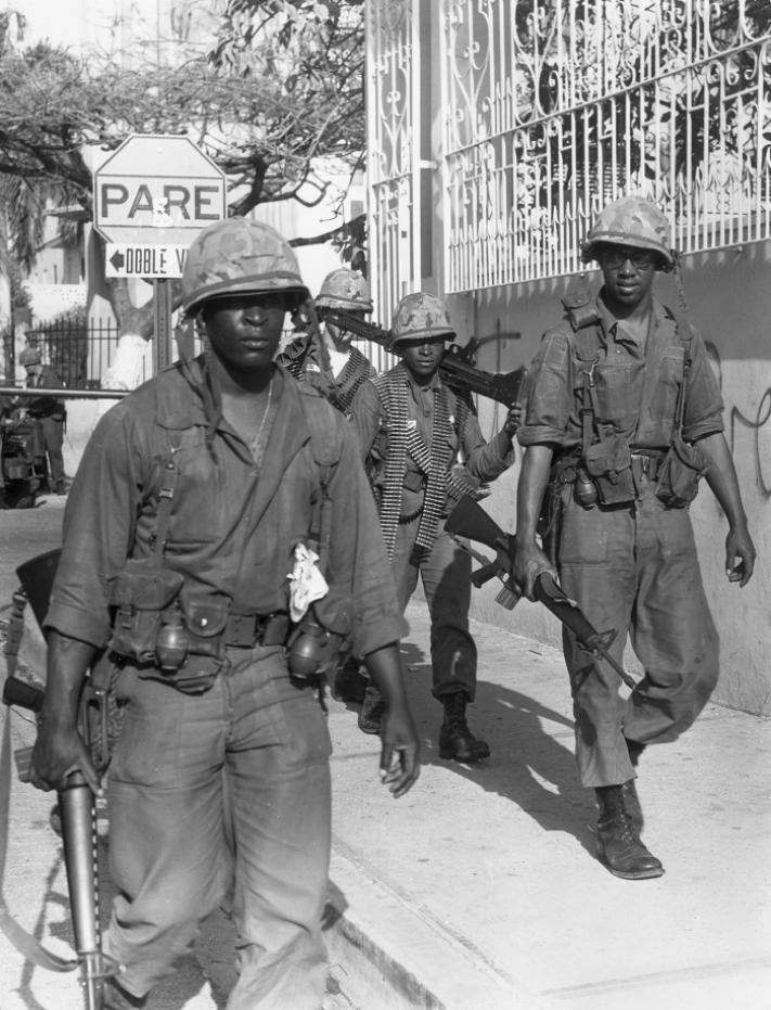 Soldados rebeldes patrullan una zona pobre de Santo Domingo para proteger las chozas de hojalata del fuego de mortero