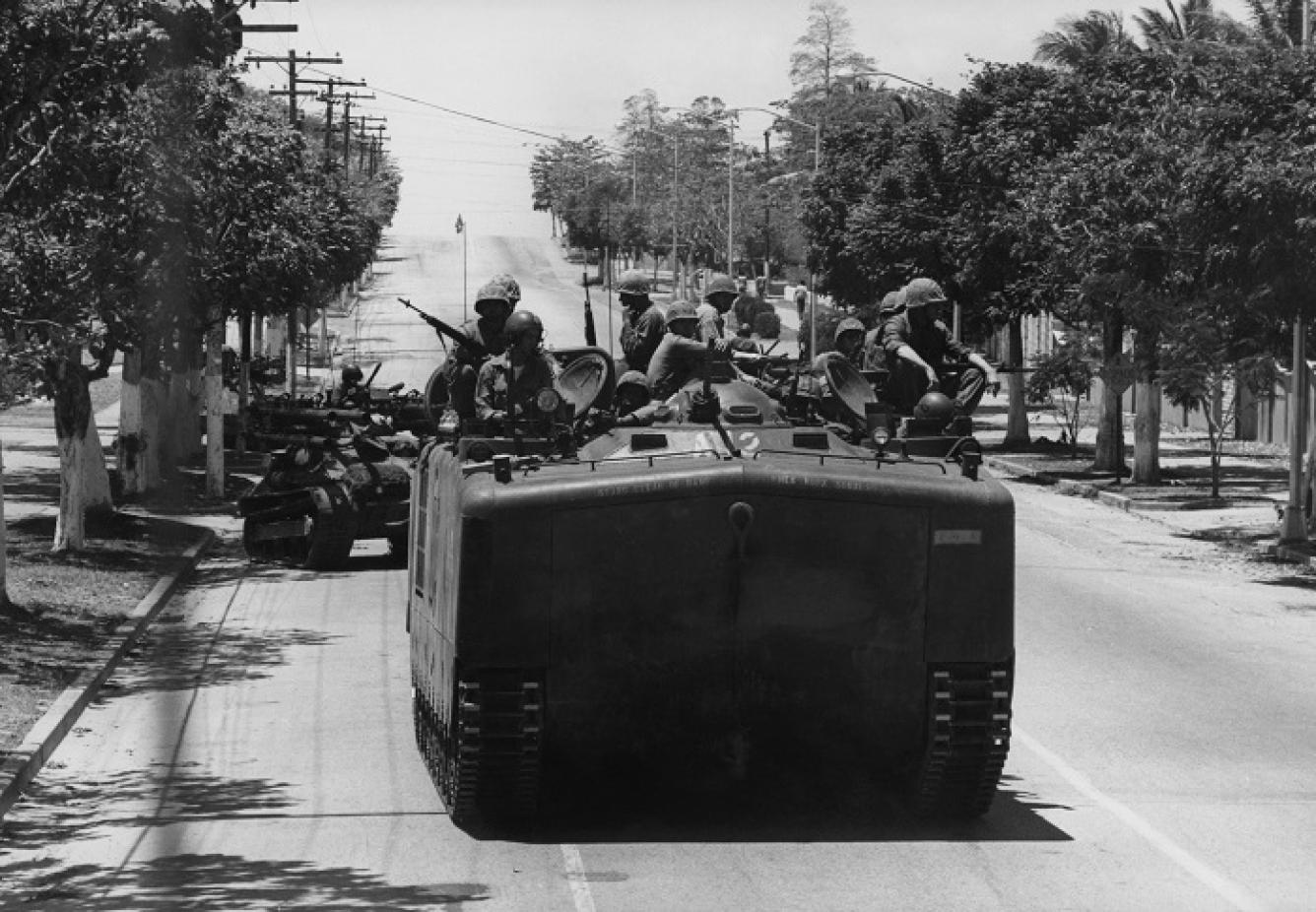 Tropas estadounidenses patrullan las calles de Santo Domingo, durante la ocupación estadounidense de la República Dominicana.