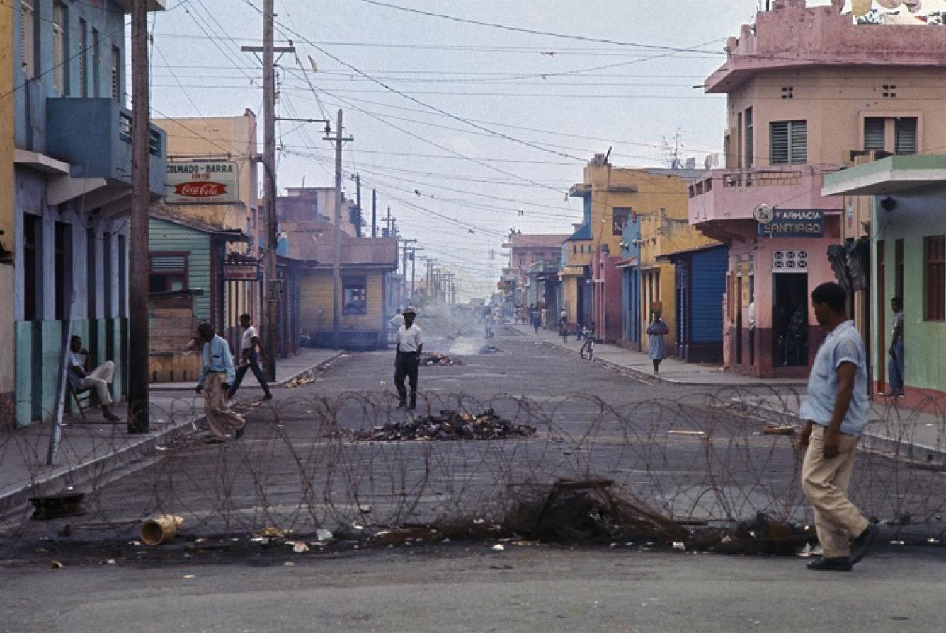 Vista general a lo largo del “corredor” entre territorios rebeldes y republicanos durante la crisis dominicana.