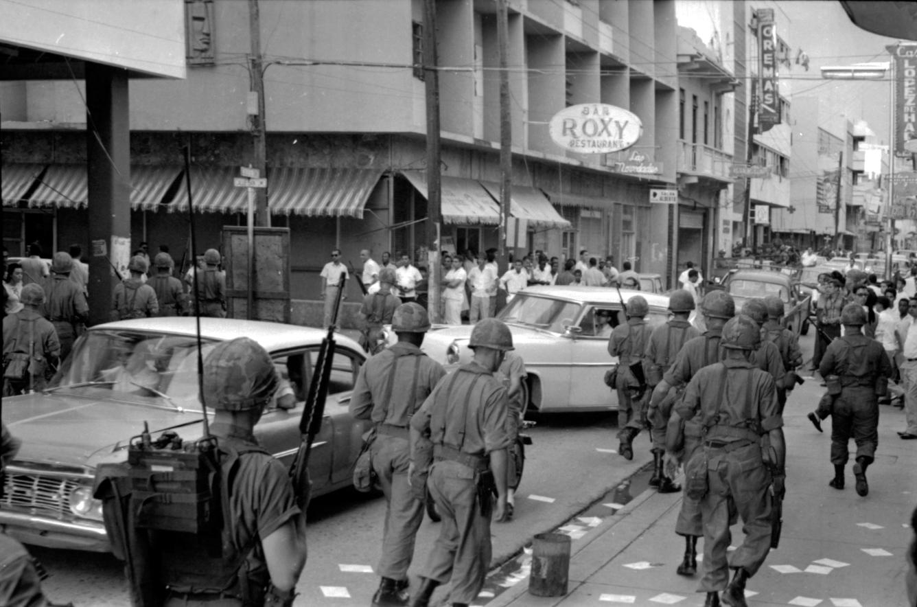 Soldados norteamericanos realizan patrullaje en calle por una de las calles de la Zona Colonial de Santo Domingo luego de arriar al país , abril 1965.