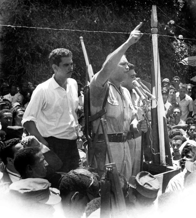El coronel Francisco Alberto Caamaño Deñó junto al locutor Jaime López Brache durante uno de sus discursos hacia sus simpatizantes días después  del estallido de la Guerra  de Abril y posterior intervención de Estados Unidos