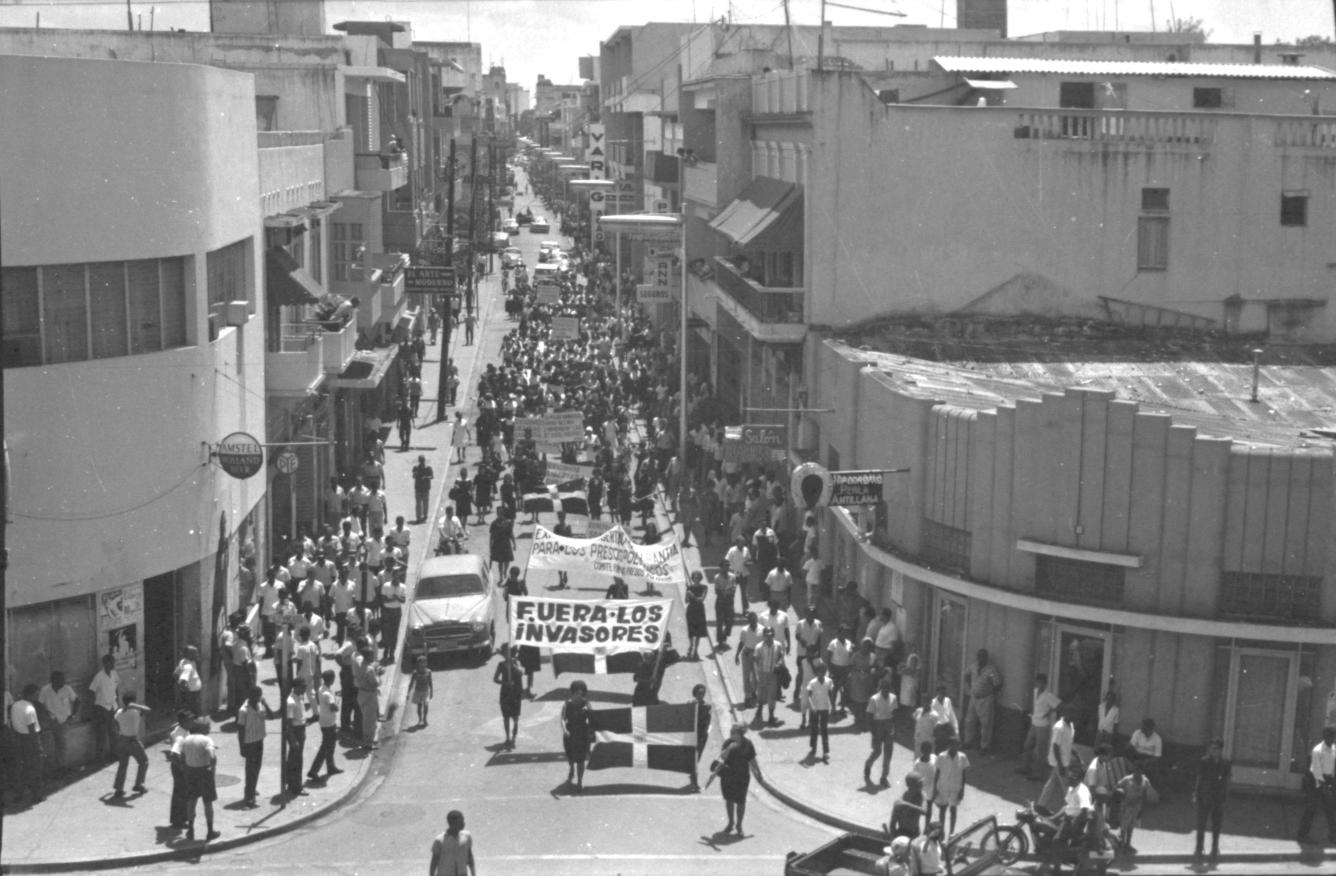 Marcha de mujeres en la calle El Conde, Ciudad Colonial  bajo la consigna “Fuera Invasores”.