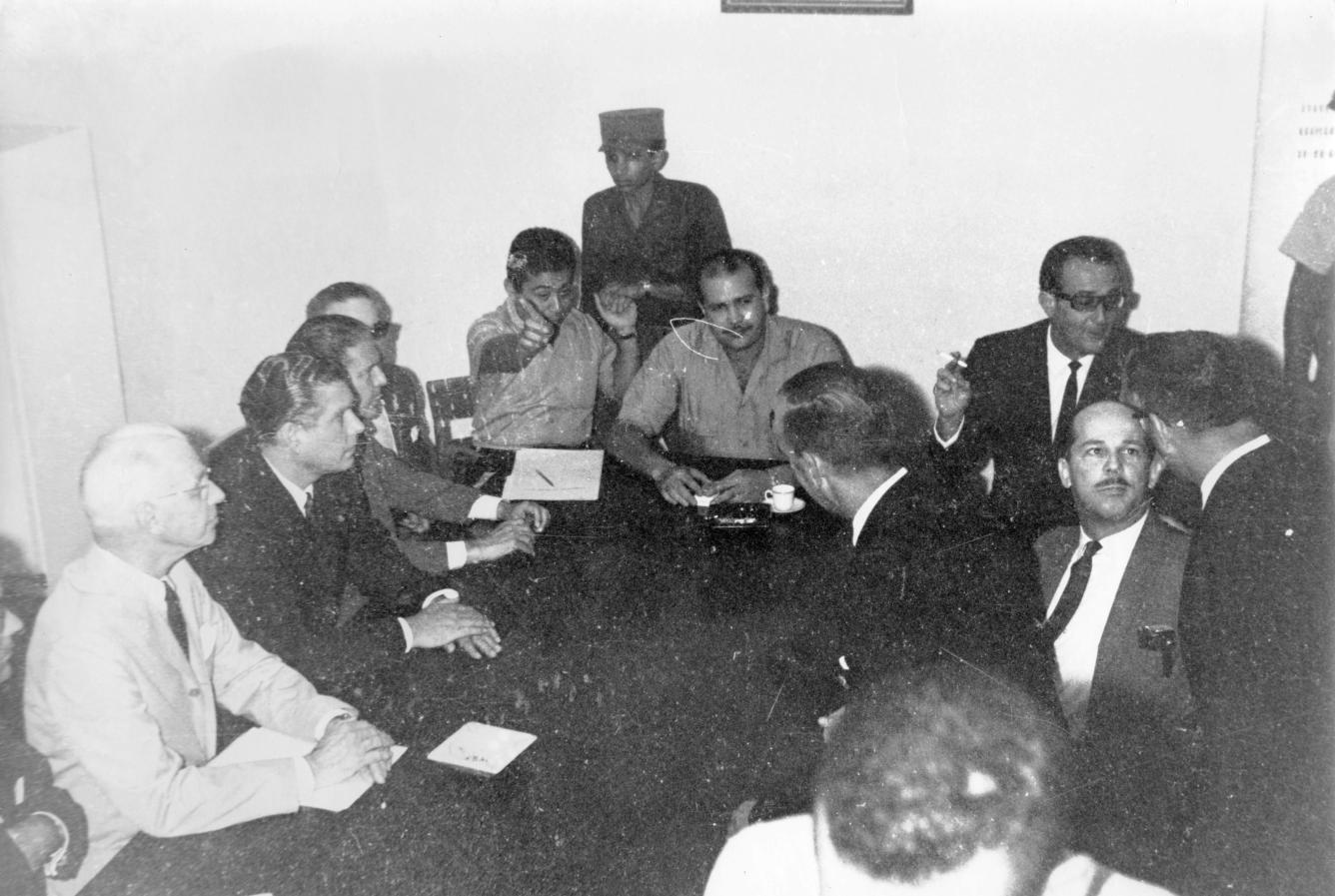 Reunión entre representantes de la OEA y los  líderes constitucionalistas Alberto Caamaño y Héctor Aristy en la cual se firmó las actas “Institucional”  “De Reconciliación” que finalizaría con la ocupación.