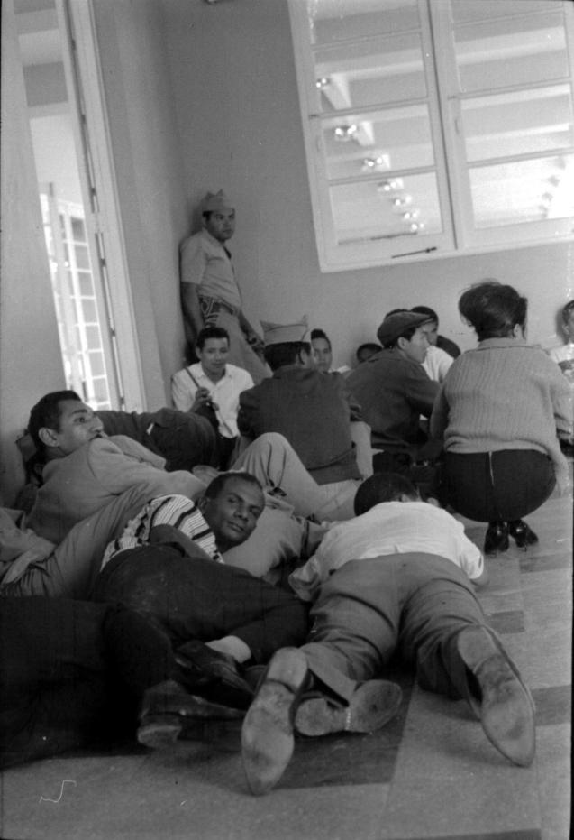 Imagen en la que se observa a Francisco Alberto Caamaño Deñó y otros compañeros  atrincherados durante el asalto al Hotel Matum en Santiago el 19 de diciembre de 1965.