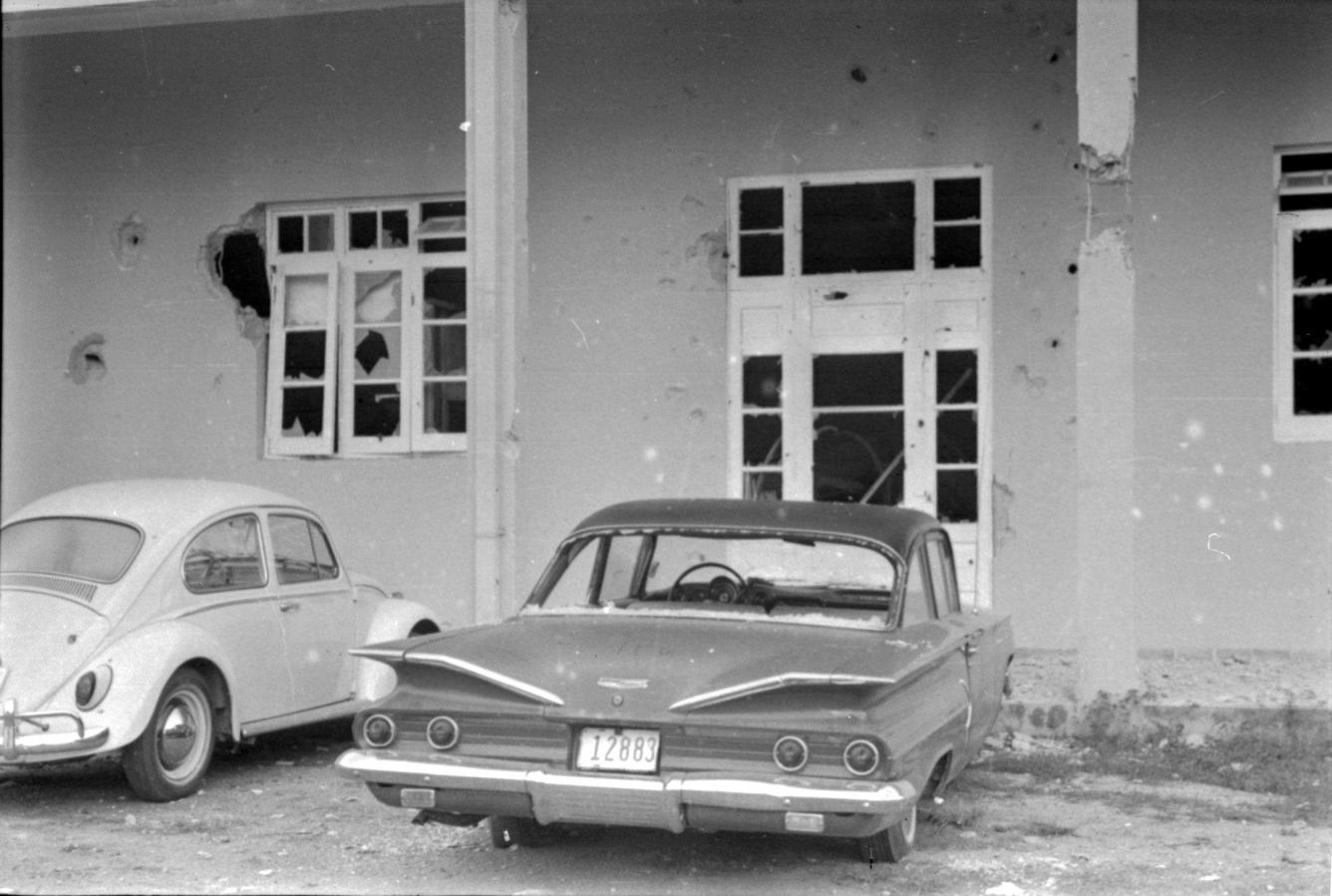 Parte exterior del hotel Matum luego de la batalla libra entre los constitucionalistas que ocuparon el inmueble y las fuerzas militares que le hicieron frente, diciembre 1965.