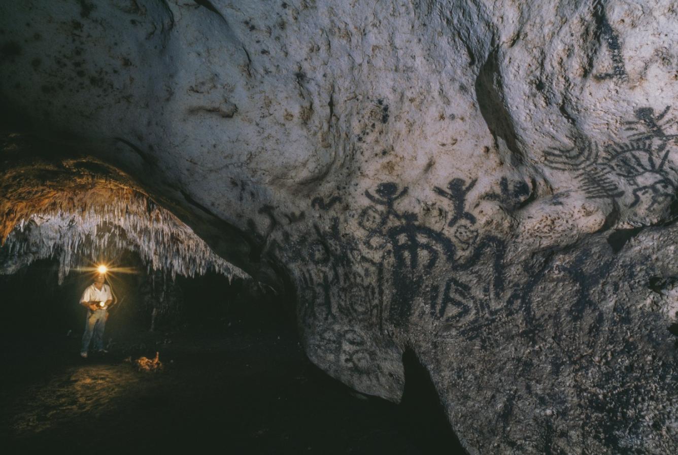 El interior de la cueva José María que contiene pinturas rupestres de los taínos en el Parque Nacional del Este, en República Dominicana