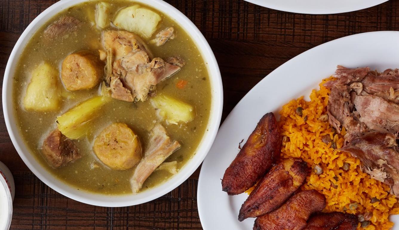 Disfrutar de la gastronomía dominicana, que cuenta con platos como el sancocho, el mofongo, y el chicharrón.