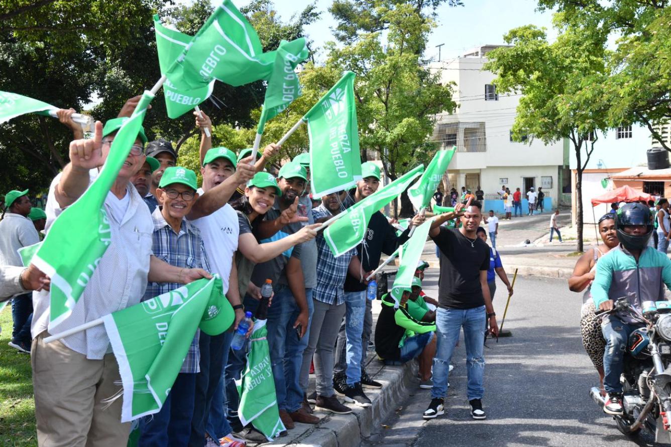 Las personas se unieron a la marcha con banderas verdes alusivas al partido Fuerza del Pueblo.