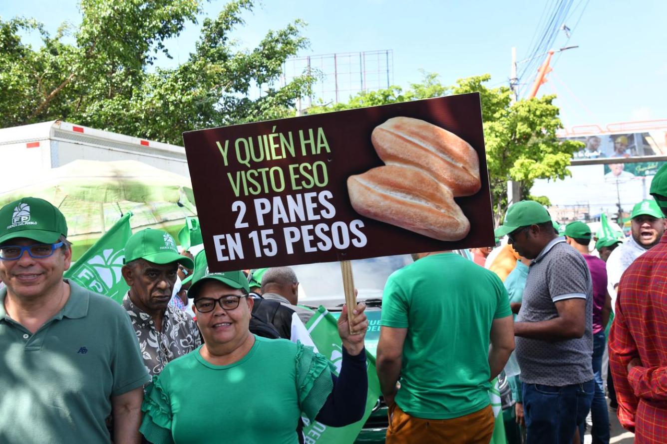 Dentro de los carteles utilizados por las personas, algunos hacían referencia al costo de algunos productos de la canasta básica, “y quien ha visto eso, 2 panes a 15 pesos”.