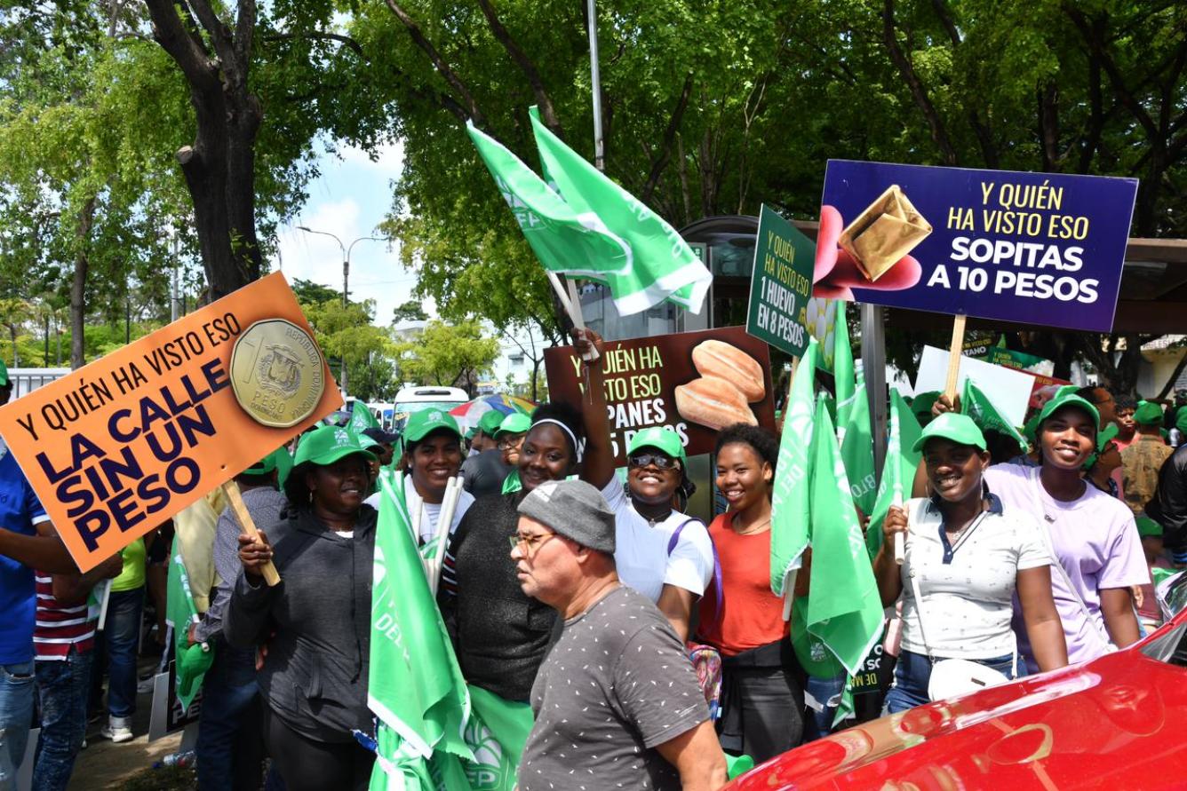 Personas del partido Fuerza del Pueblo marchan por el Día del Trabajador.