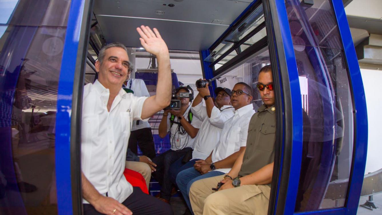 Presidente Luis Abinader al abordar un vagón del nuevo teleférico.