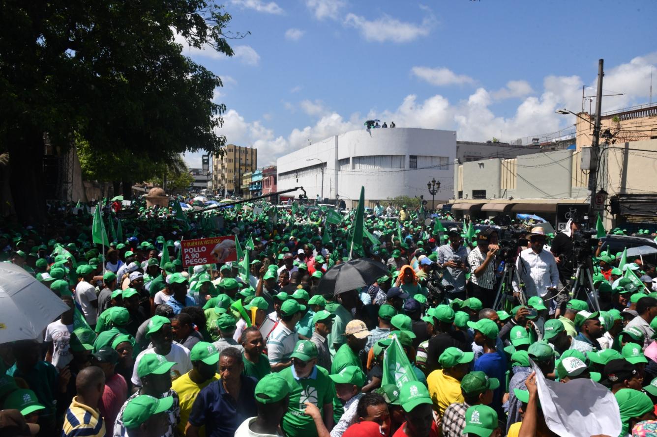 Los militantes de la Fuerza del Pueblo estuvieron identificados con gorras, t-shirts y banderas verdes.