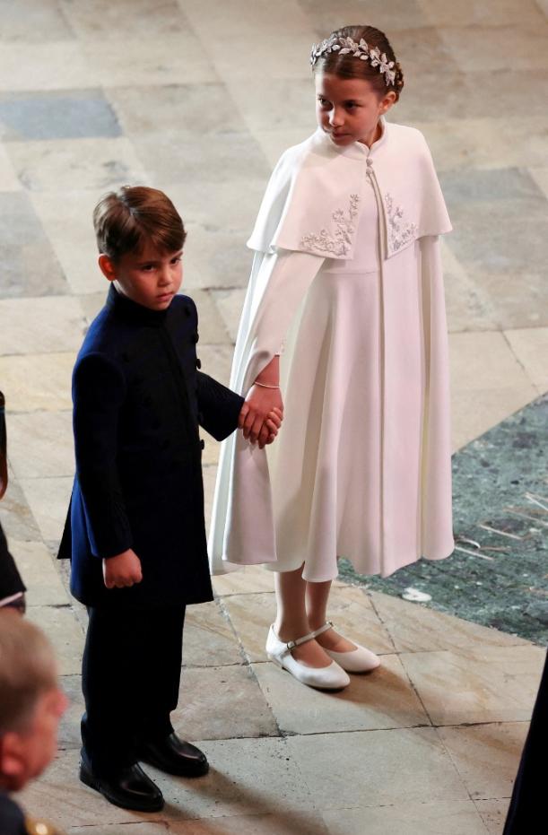 La princesa Charlotte de Gales de Gran Bretaña y el príncipe Luis de Gales de Gran Bretaña llegan a la Abadía de Westminster en el centro de Londres el 6 de mayo de 2023, antes de las coronaciones del rey Carlos III de Gran Bretaña y Camilla, reina consorte de Gran Bretaña.