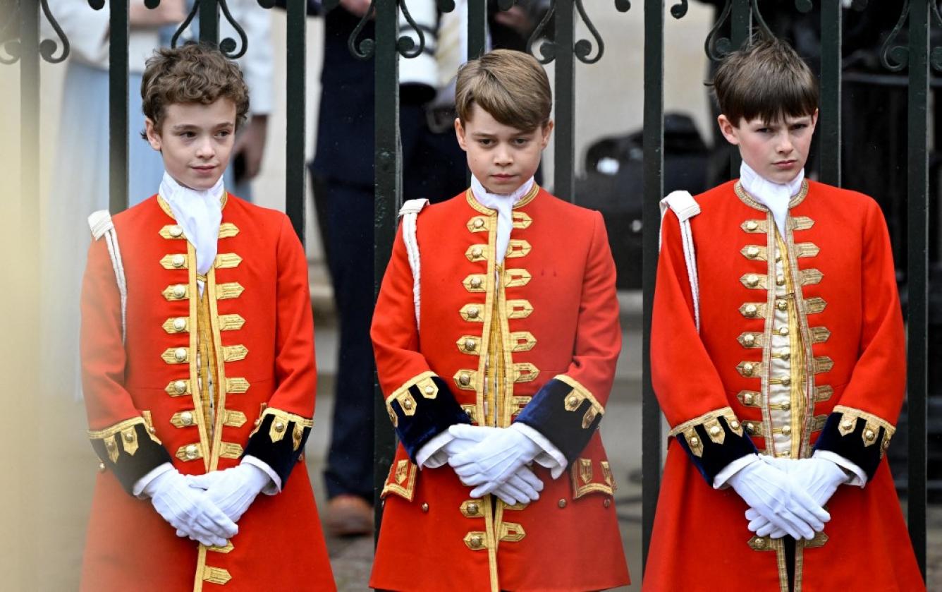 El príncipe Jorge de Gales (centro) de Gran Bretaña se encuentra en la Abadía de Westminster en el centro de Londres el 6 de mayo de 2023, antes de las coronaciones del rey Carlos III de Gran Bretaña y la reina consorte Camilla de Gran Bretaña.