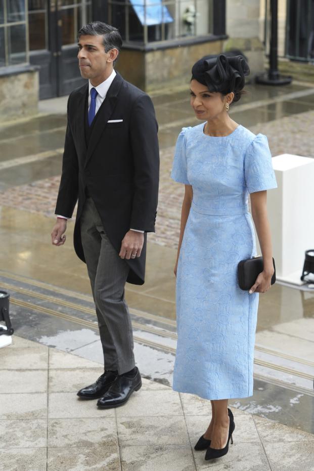 Rishi Sunak y su esposa Akshata Murthy llegan para la coronación del rey Carlos III, en Londres, el sábado 6 de mayo de 2023.