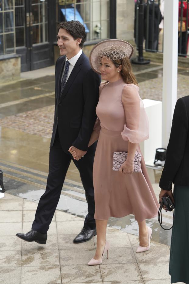 Sophie Grégoire Trudeau y su esposo, el primer ministro canadiense Justin Trudeau, llegan para la coronación del rey Carlos III, en Londres, el sábado 6 de mayo de 2023.
