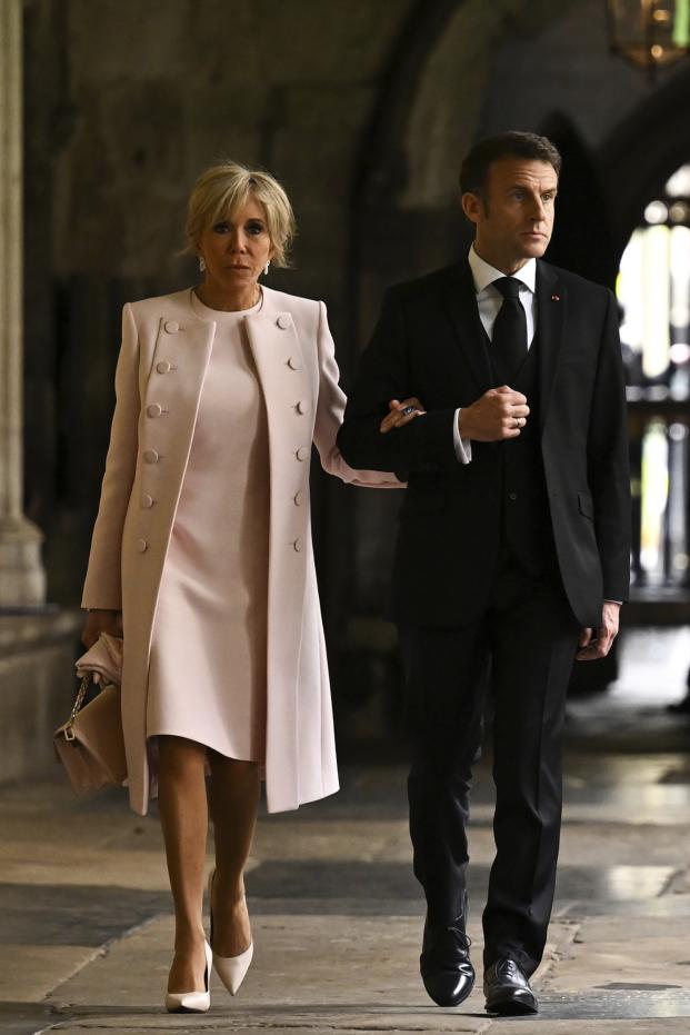 El presidente francés Emmanuel Macron y la esposa del presidente francés Brigitte Macron llegan para tomar sus asientos dentro de la Abadía de Westminster en el centro de Londres el sábado 6 de mayo de 2023, antes de las coronaciones del rey Carlos III de Gran Bretaña y la reina consorte Camila de Gran Bretaña.