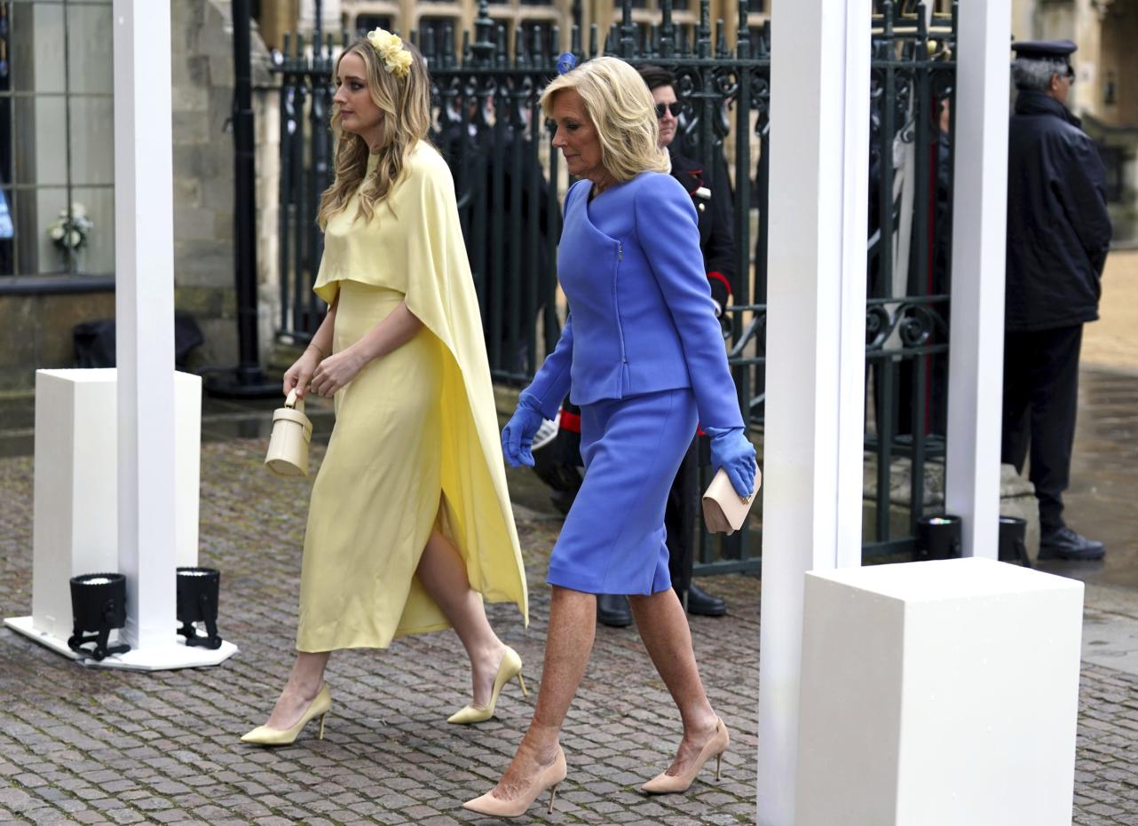 La primera dama de Estados Unidos, Jill Biden, y su nieta Finnegan llegan a la Abadía de Westminster antes de la coronación del rey Carlos III y Camila, la reina consorte, en Londres, el sábado 6 de mayo de 2023.