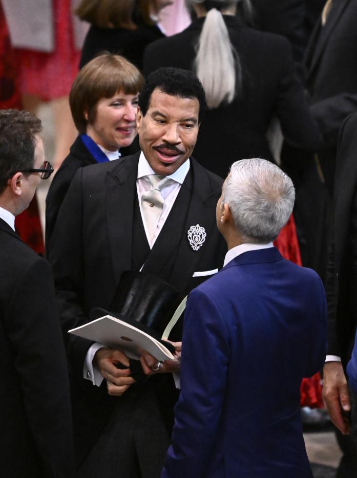 El cantante pop estadounidense Lionel Richie habla con el alcalde de Londres, Sadiq Khan, en la Abadía de Westminster antes de la coronación del rey Carlos III, en Londres, el sábado 6 de mayo de 2023.