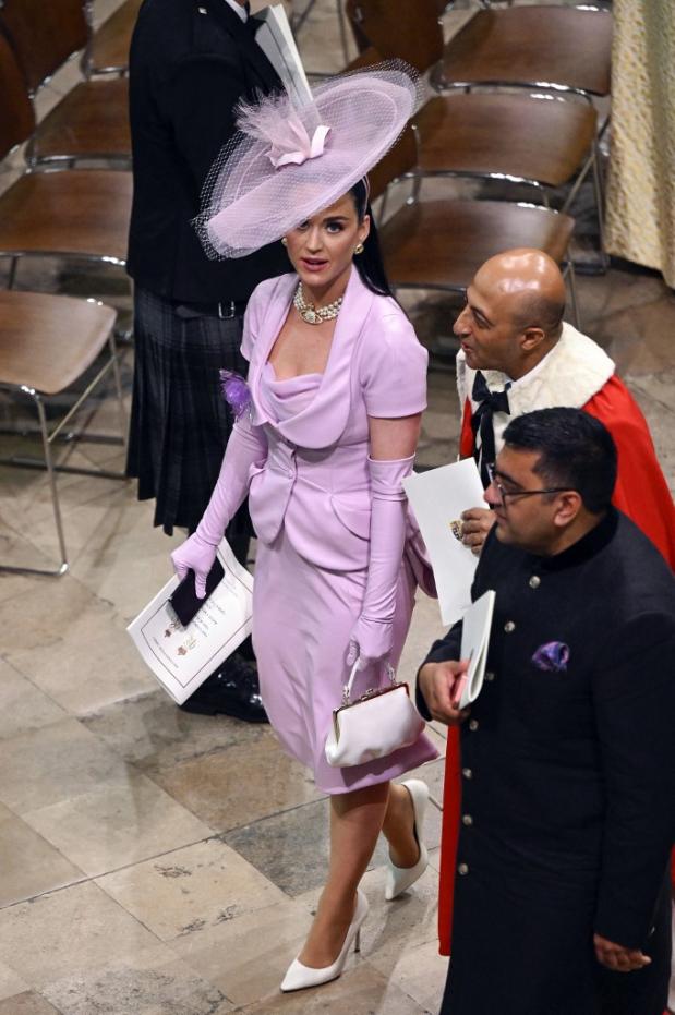 La cantautora estadounidense Katy Perry camina en la Abadía de Westminster en el centro de Londres el 6 de mayo de 2023, durante las coronaciones del rey Carlos III de Gran Bretaña y la reina consorte Camilla de Gran Bretaña.