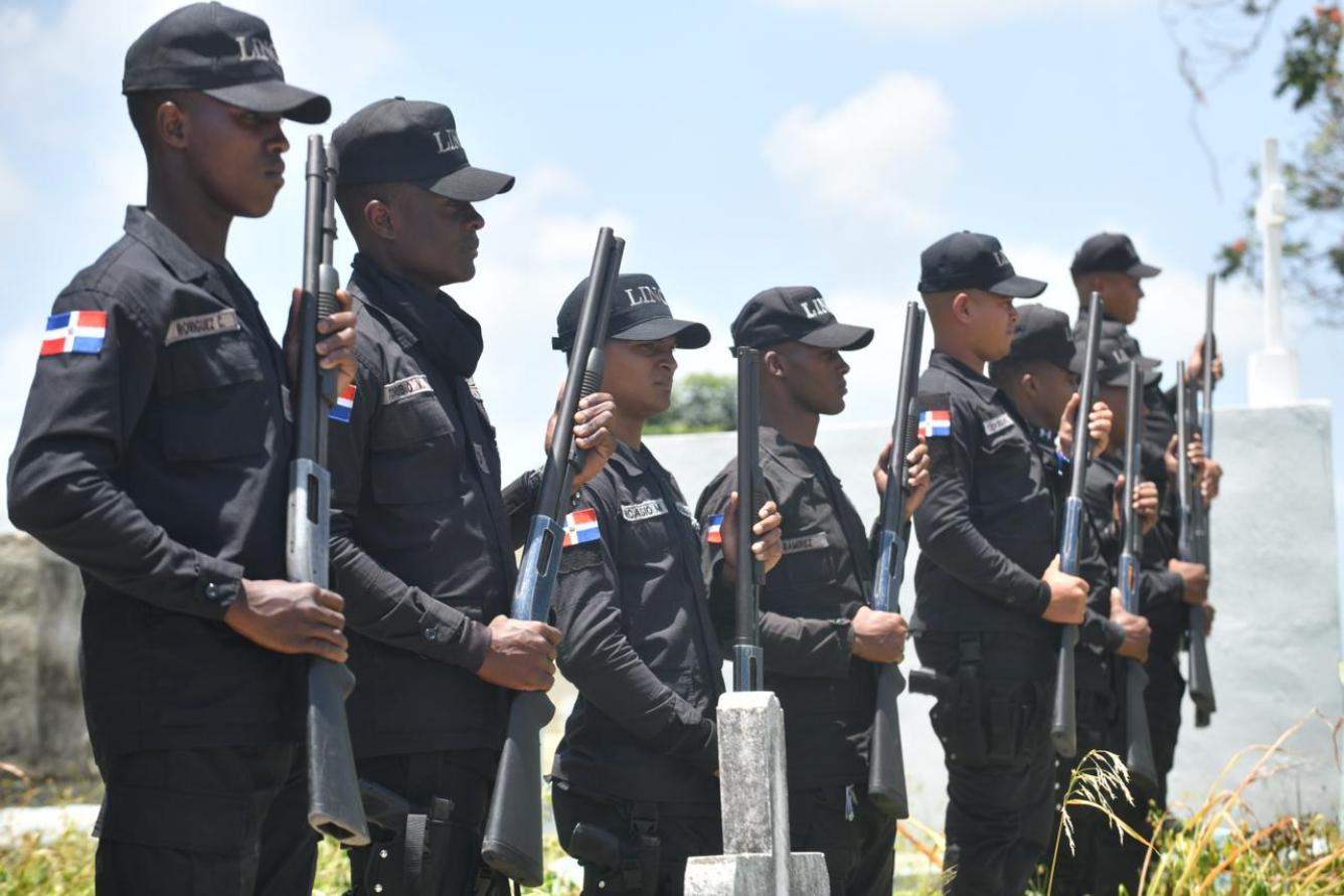 Miembrros de la Policía Nacional se preparan para disparar en honor a su ex compañero de armas.