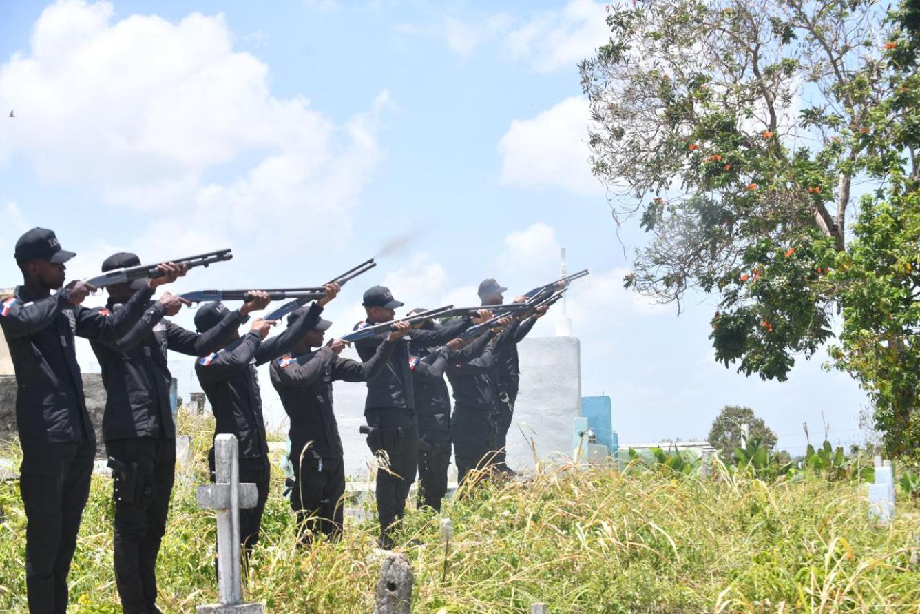 Miembros de la PN disparan al horizonte al tiempo que es sepultado el cuerpo del oficial quien es descrito por sus cercanos como una persona 