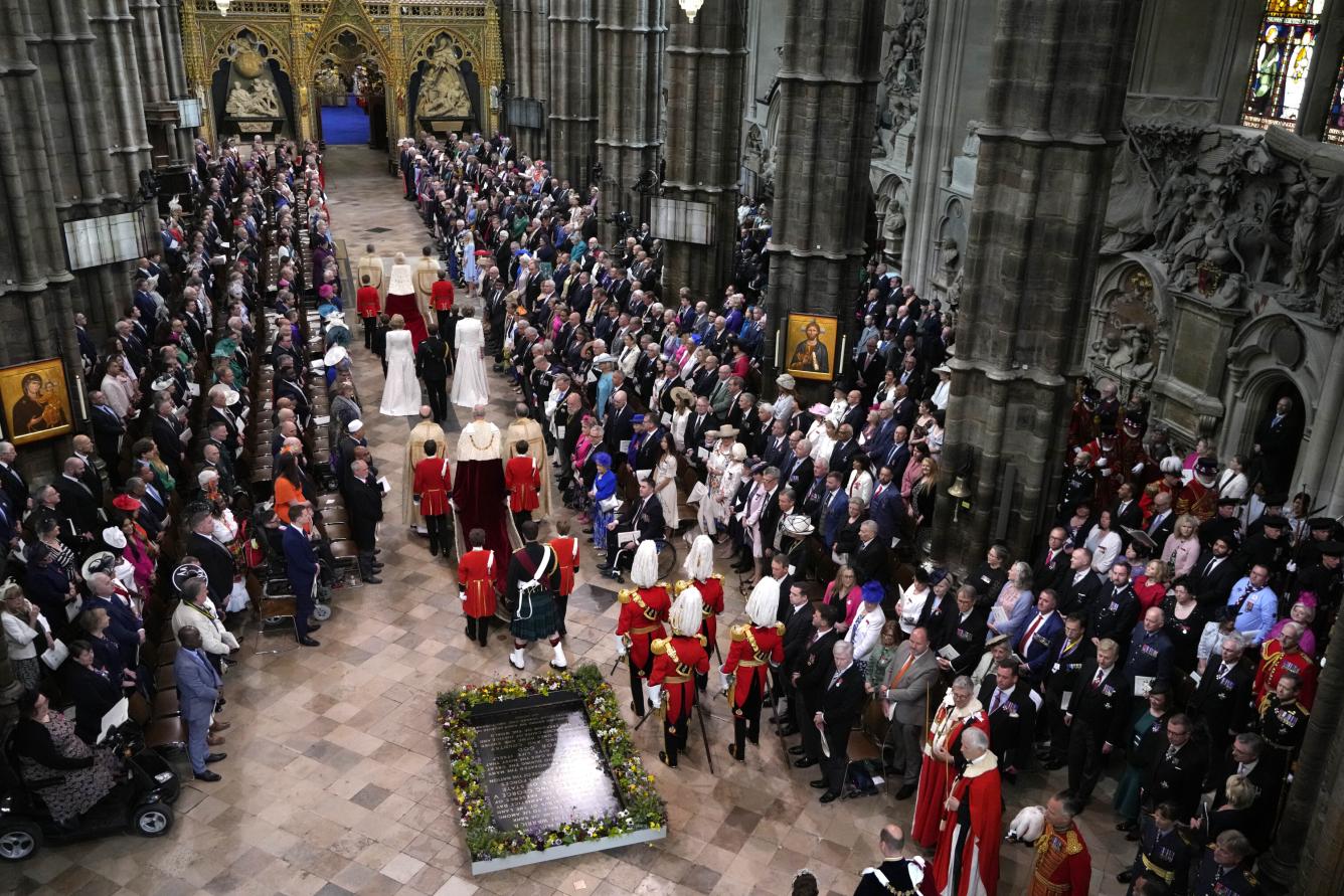 El rey Carlos III de Gran Bretaña y la reina consorte Camilla de Gran Bretaña asisten a sus coronaciones en la Abadía de Westminster, en el centro de Londres, el 6 de mayo de 2023.