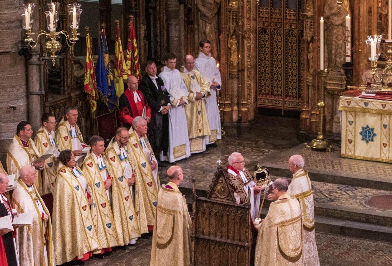 El arzobispo de Canterbury, Justin Welby, coloca la corona de San Eduardo sobre la cabeza del rey Carlos III de Gran Bretaña durante la ceremonia de coronación dentro de la Abadía de Westminster en el centro de Londres el 6 de mayo de 2023.