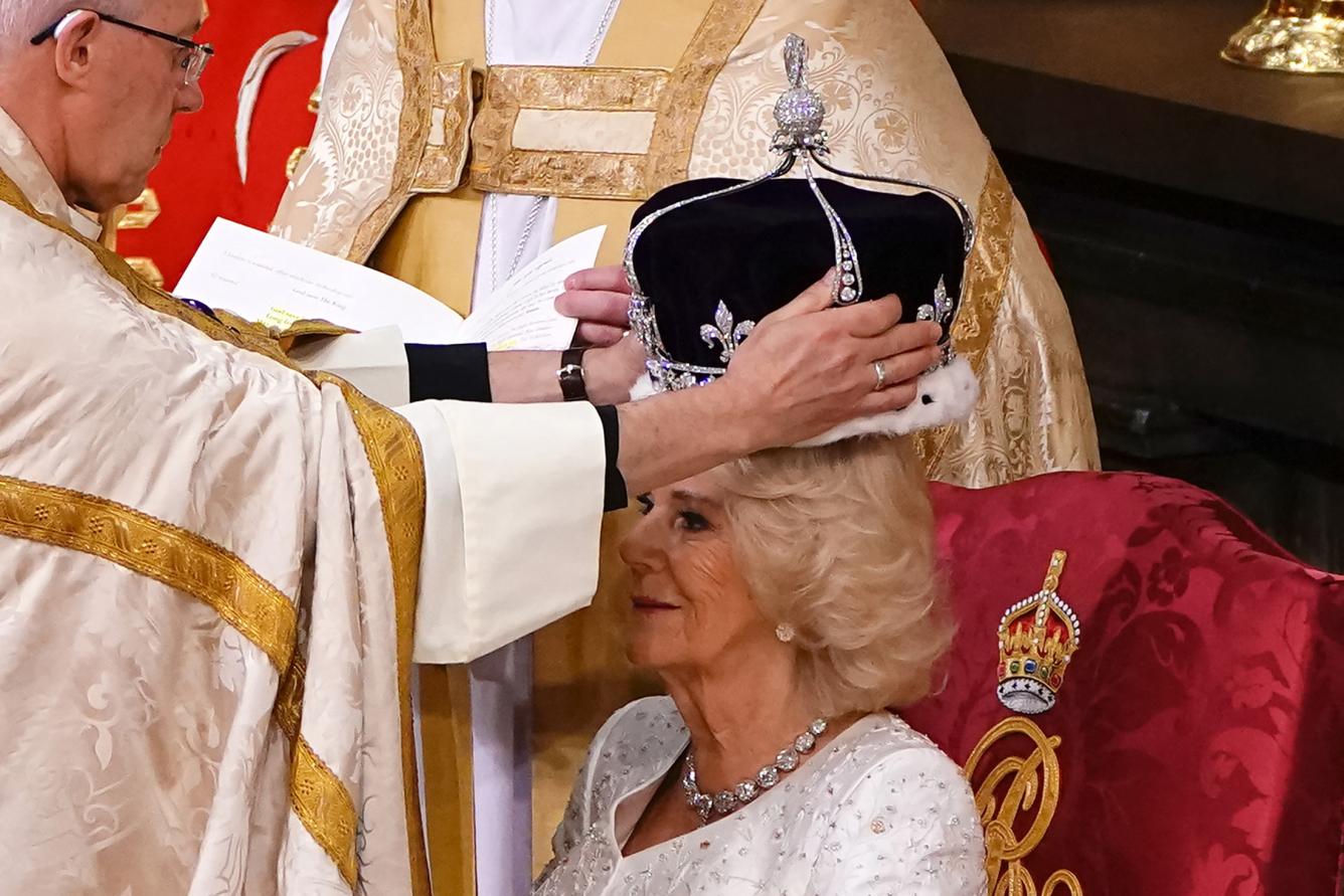 El arzobispo de Canterbury, Justin Welby, coloca una versión modificada de la corona de la reina María en la cabeza de Camilla, reina consorte de Gran Bretaña, durante la ceremonia de coronación dentro de la Abadía de Westminster en el centro de Londres, el 6 de mayo de 2023.