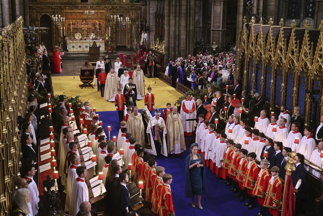 El rey Carlos III con The Sovereign's Orb, como Lord President of the Council, Penny Mordaunt, porta la Sword of State, durante su coronación, en la Abadía de Westminster, en Londres, el sábado 6 de mayo de 2023.