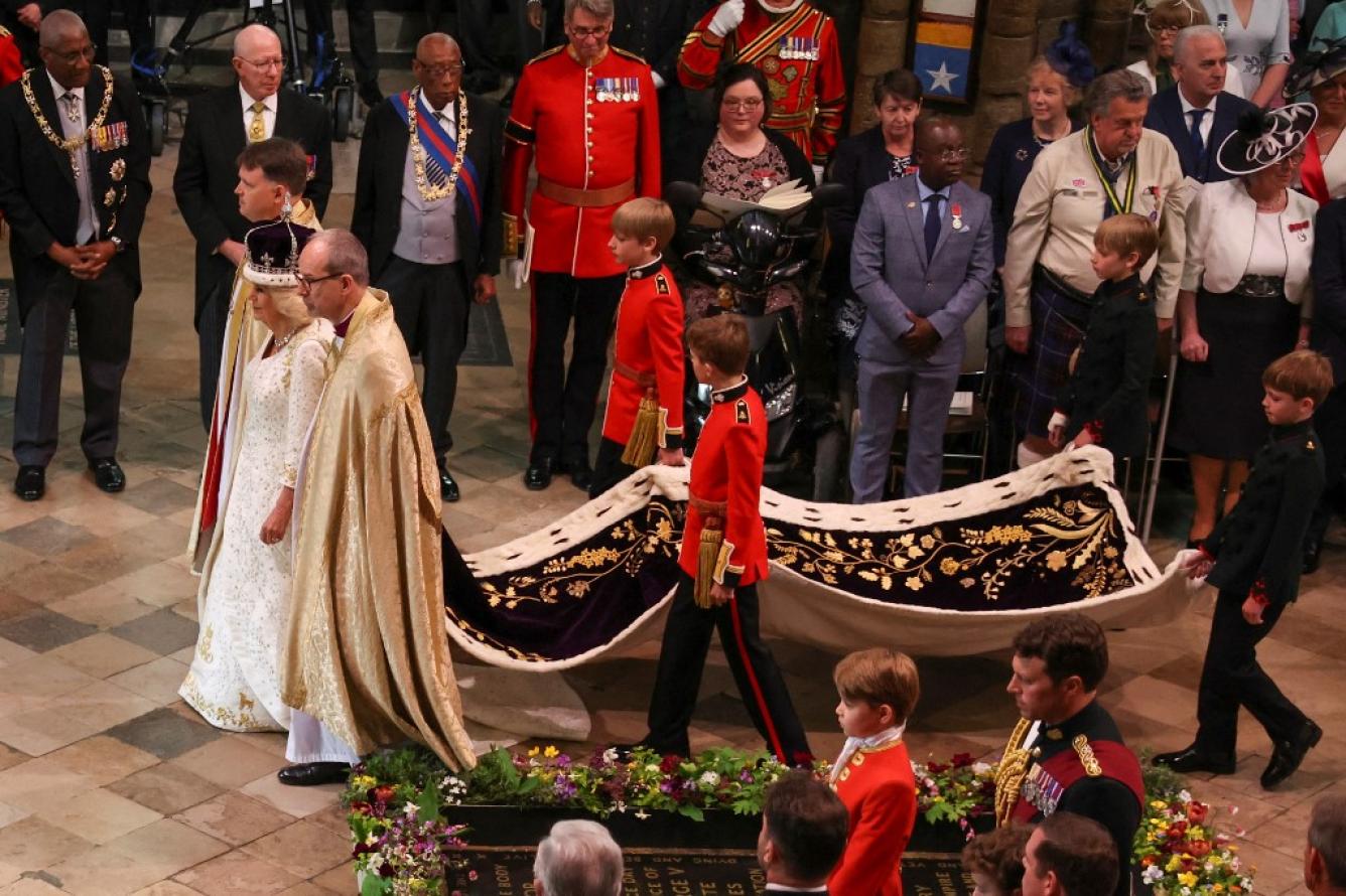 La Reina Camila de Gran Bretaña parte después de la Ceremonia de Coronación dentro de la Abadía de Westminster en el centro de Londres, el 6 de mayo de 2023.