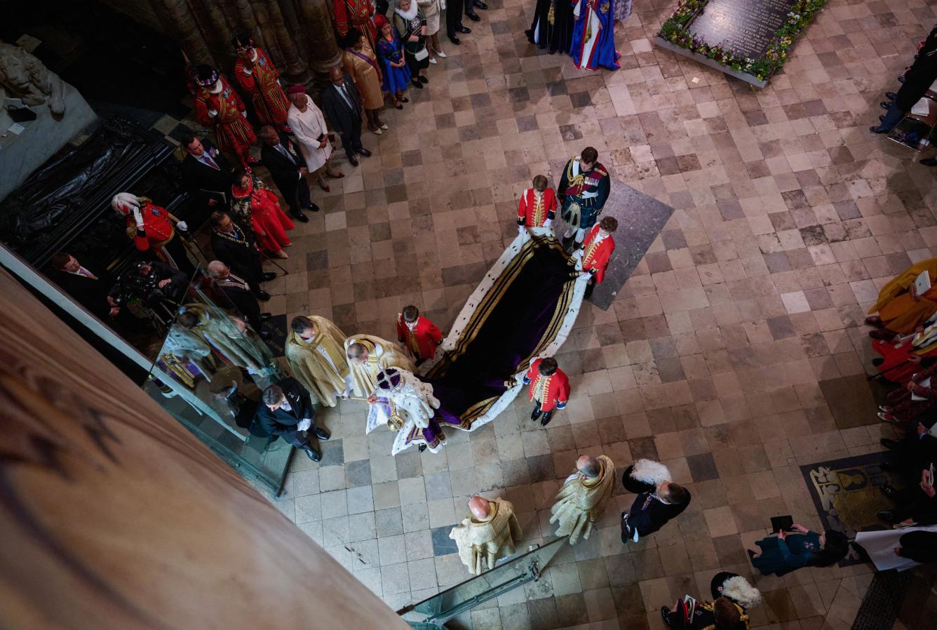El rey Carlos III de Gran Bretaña y la reina Camila de Gran Bretaña viajan en el Gold State Coach, construido en 1762, de regreso al Palacio de Buckingham desde la Abadía de Westminster en el centro de Londres el 6 de mayo de 2023, después de sus coronaciones.