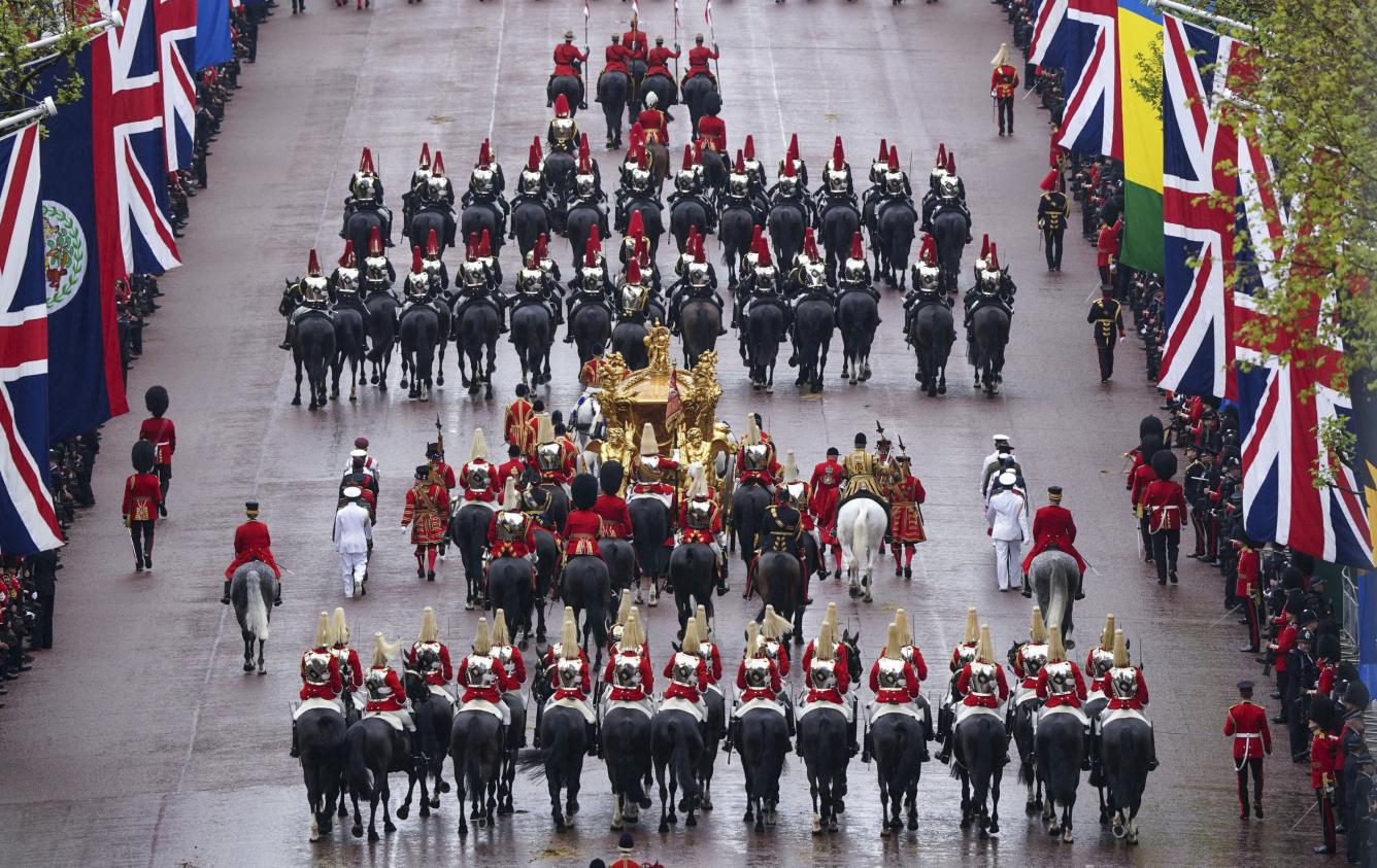 La procesión de coronación recorre The Mall luego de la ceremonia de coronación del rey Carlos III y la reina Camila en el centro de Londres, el sábado 6 de mayo de 2023.