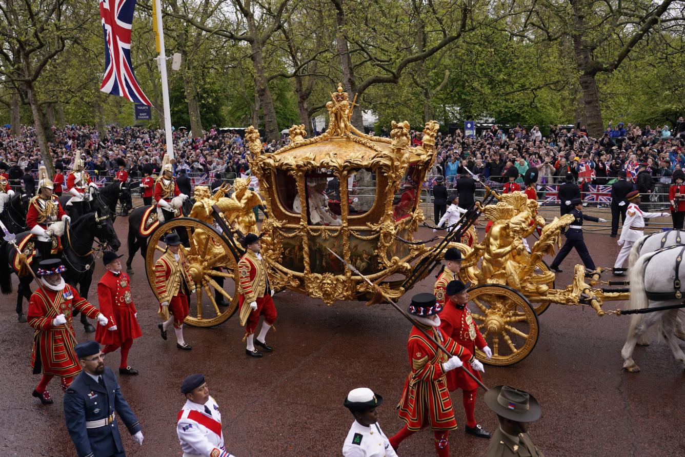 El rey Carlos III y la reina Camila de Gran Bretaña viajan en el Gold State Coach desde la Abadía de Westminster hasta el Palacio de Buckingham después de la ceremonia de coronación en Londres, el sábado 6 de mayo de 2023.