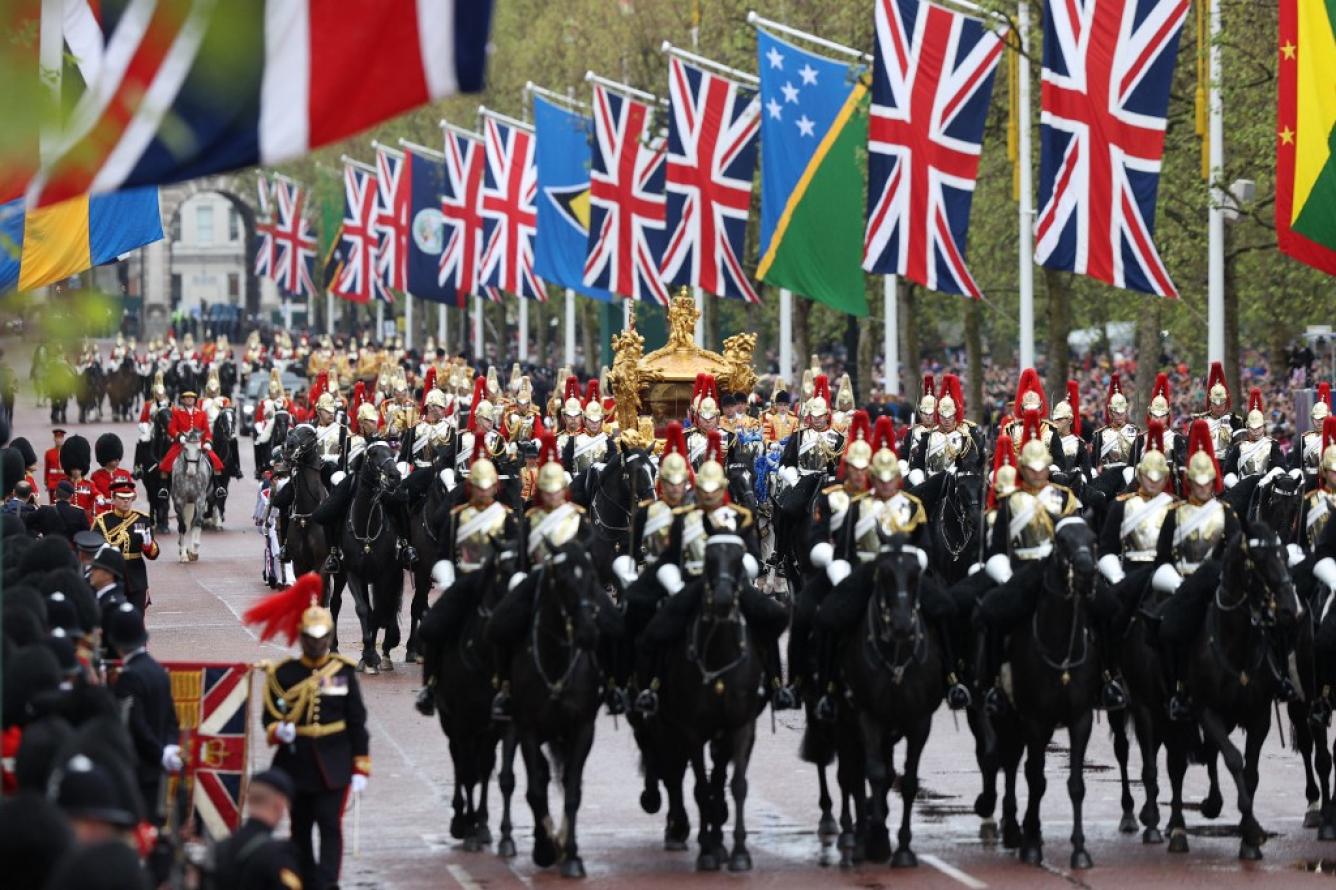 La Reina Camila de Gran Bretaña y el Rey Carlos III de Gran Bretaña viajan en el Gold State Coach, de regreso al Palacio de Buckingham desde la Abadía de Westminster en el centro de Londres el 6 de mayo de 2023, después de sus coronaciones.