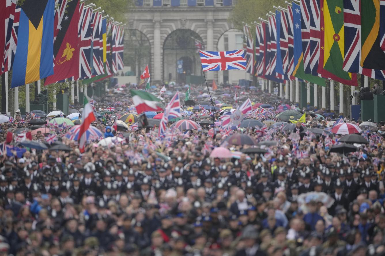 Una multitud se dirige al Palacio de Buckingham después de la ceremonia de coronación del rey Carlos III de Gran Bretaña en Londres, el sábado 6 de mayo de 2023.